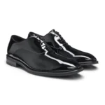 Oxford shoes in patent faux leather